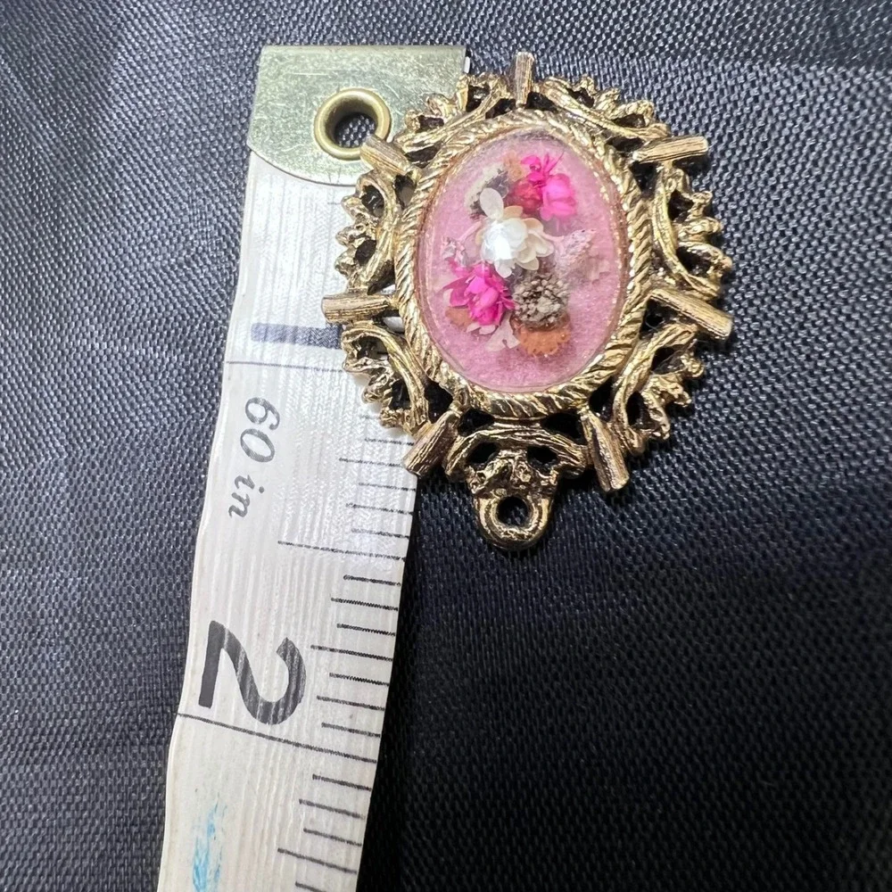 Vtg‎ Dried Flower Pendant Handmade Signed Lucite Dome Gold Tone Victorian Gothic